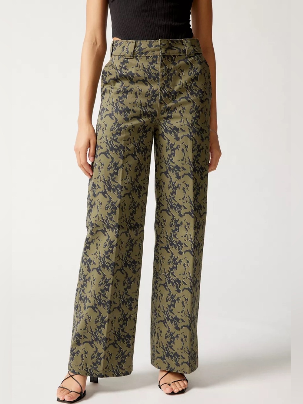 Dickies Drewsey high rise, wide leg pant. Military green digital camo. Size 29R